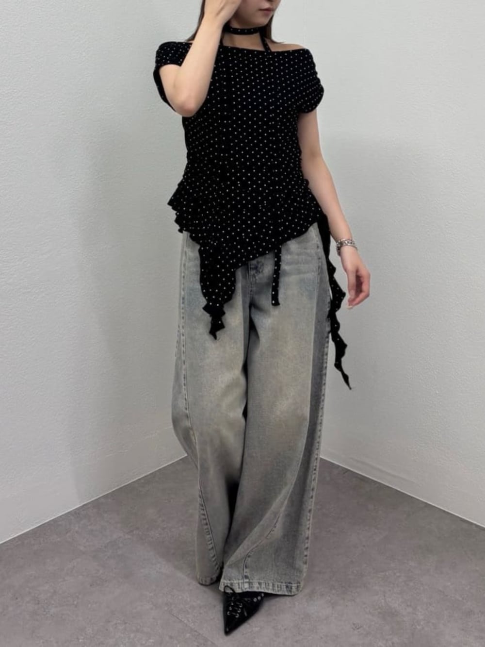 「モノトーン、黒Tシャツ、夏コーデ、大人カジュアルコーデ、大人かわいい、シンプルカジュアル、デニムコーデ、キレイめ、ワイドパンツ、ワイドデニム、骨格ストレート、骨スト」｜「RAY CASSINの【ウエスト調節可】サイド切替ワイドデニムパンツ（デニムパンツ、ブルー系）」を使った、RAYCASSIN_officialさん（骨格ストレート・レディース・158cm）の夏コーディネートの2枚目の写真