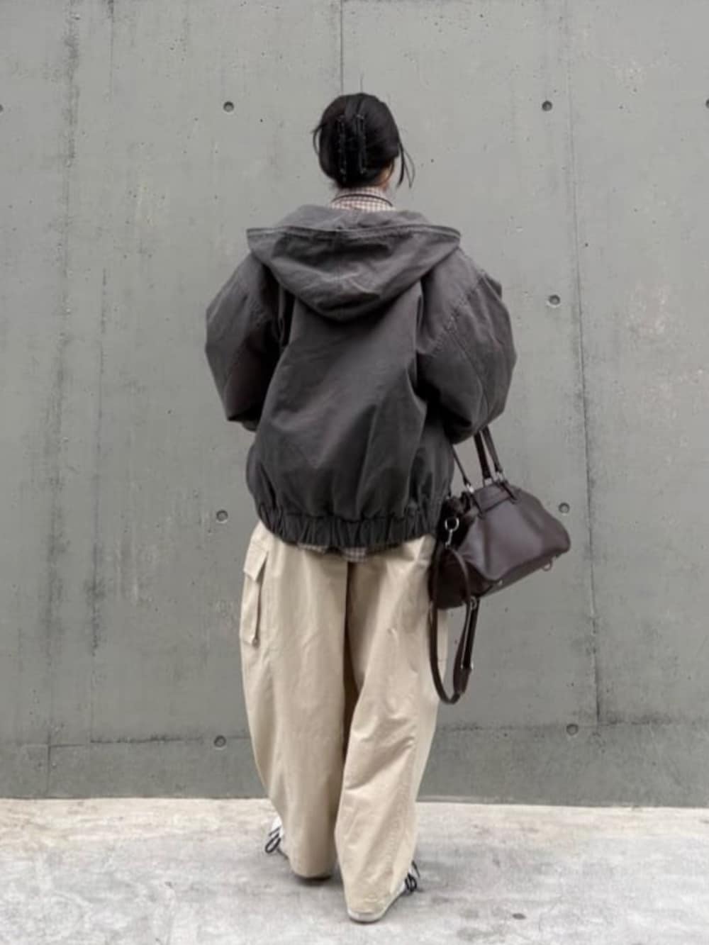 ブラウン系のショルダーバッグ、グレー系のブルゾン、ベージュ系のシャツ/ブラウスを着用したレディースの春コーディネートの2枚目の写真