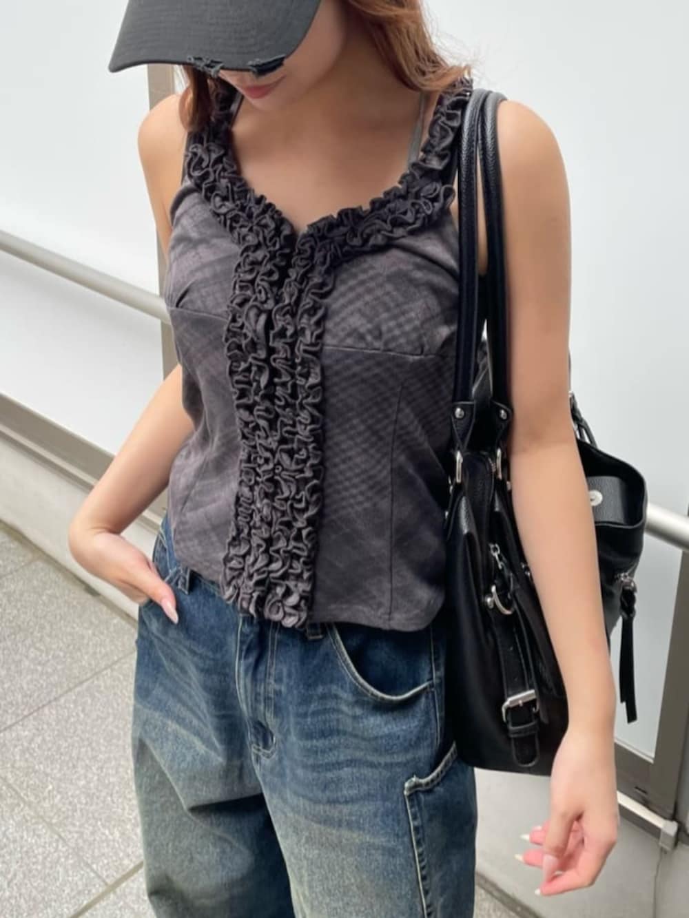 ブルー系のデニムパンツ、グレー系のTシャツ/カットソーを着用したレディースの夏コーディネートの2枚目の写真
