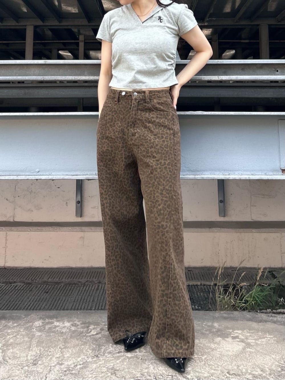 ブラック系のその他シューズ、ブラウン系のデニムパンツ、グレー系のTシャツ/カットソーを着用したレディースの夏コーディネートの2枚目の写真