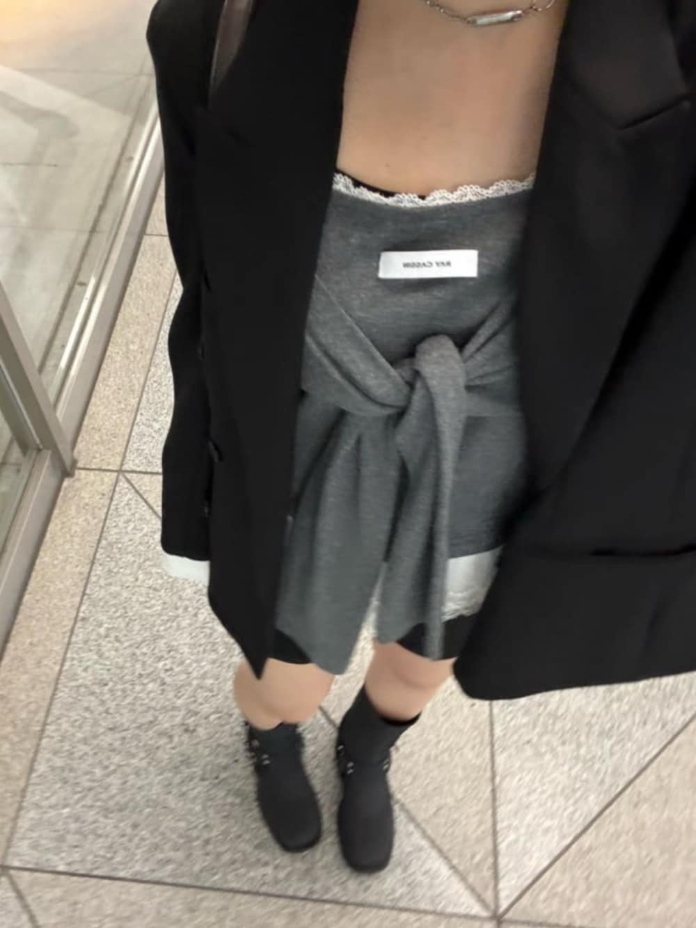 グレー系のキャミソール、ブラック系のその他パンツ、ブラック系のテーラードジャケットを着用したレディースの秋コーディネートの2枚目の写真