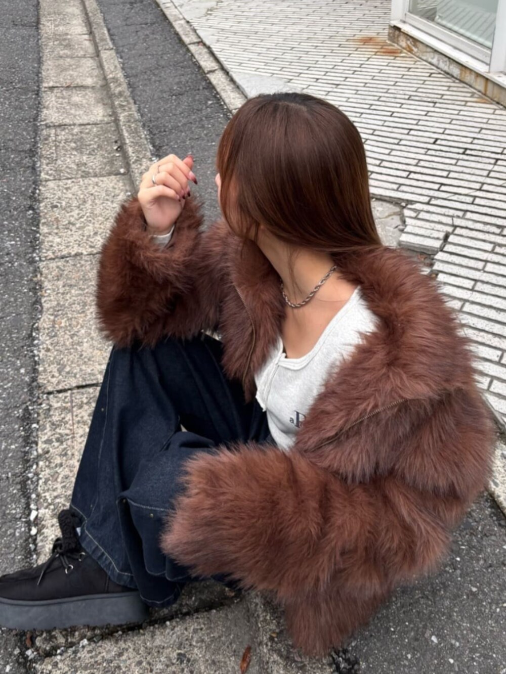 ブルー系のデニムパンツ、ブラック系のその他シューズ、ブラウン系のブルゾンを着用したレディースの秋コーディネートの3枚目の写真