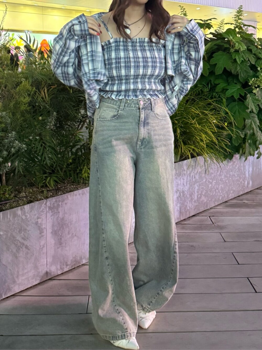 ブルー系のデニムパンツ、ブルー系のシャツ/ブラウスを着用したレディースの夏コーディネートの2枚目の写真