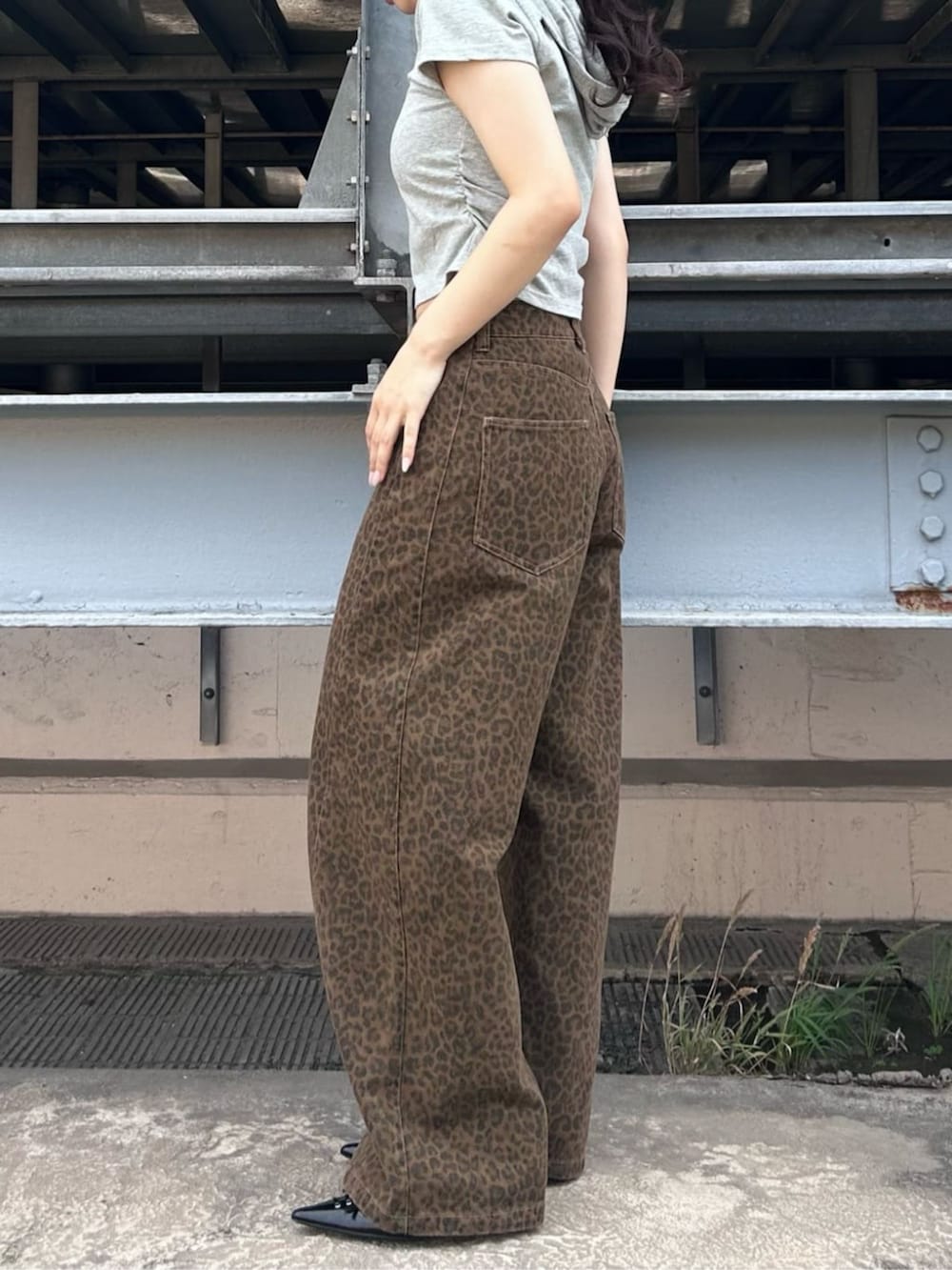 ブラック系のその他シューズ、ブラウン系のデニムパンツ、グレー系のTシャツ/カットソーを着用したレディースの夏コーディネートの4枚目の写真