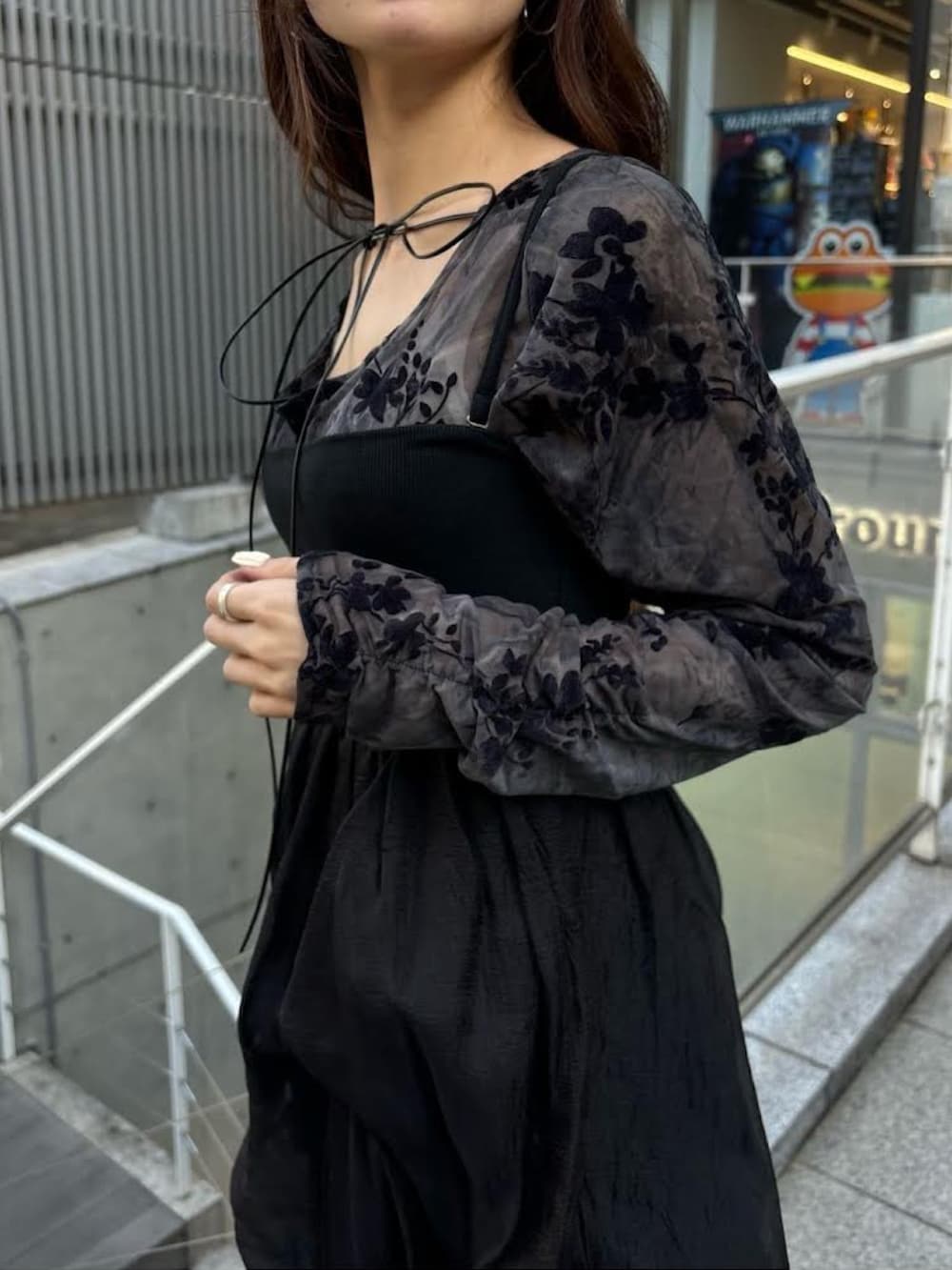 ブラック系のワンピース、ブラック系のTシャツ/カットソーを着用したレディースの冬コーディネートの2枚目の写真