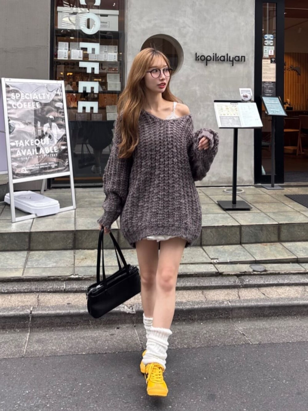 グレー系のニット/セーターを着用したレディースの秋コーディネートの3枚目の写真