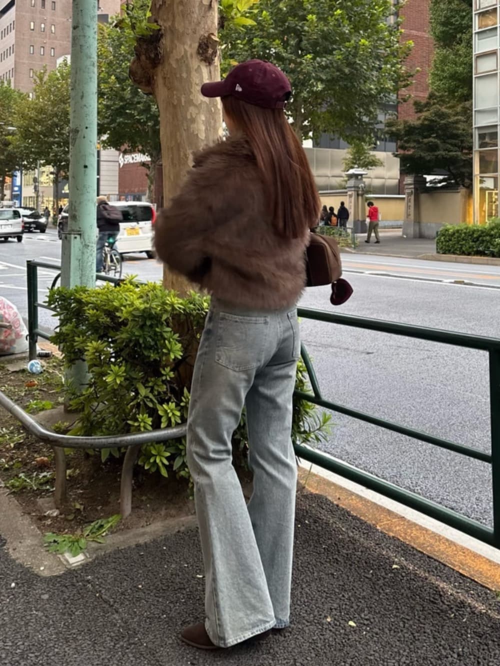 ブルー系のデニムパンツ、ベージュ系のブルゾン、ブルー系のデニムパンツを着用したレディースの秋コーディネートの2枚目の写真