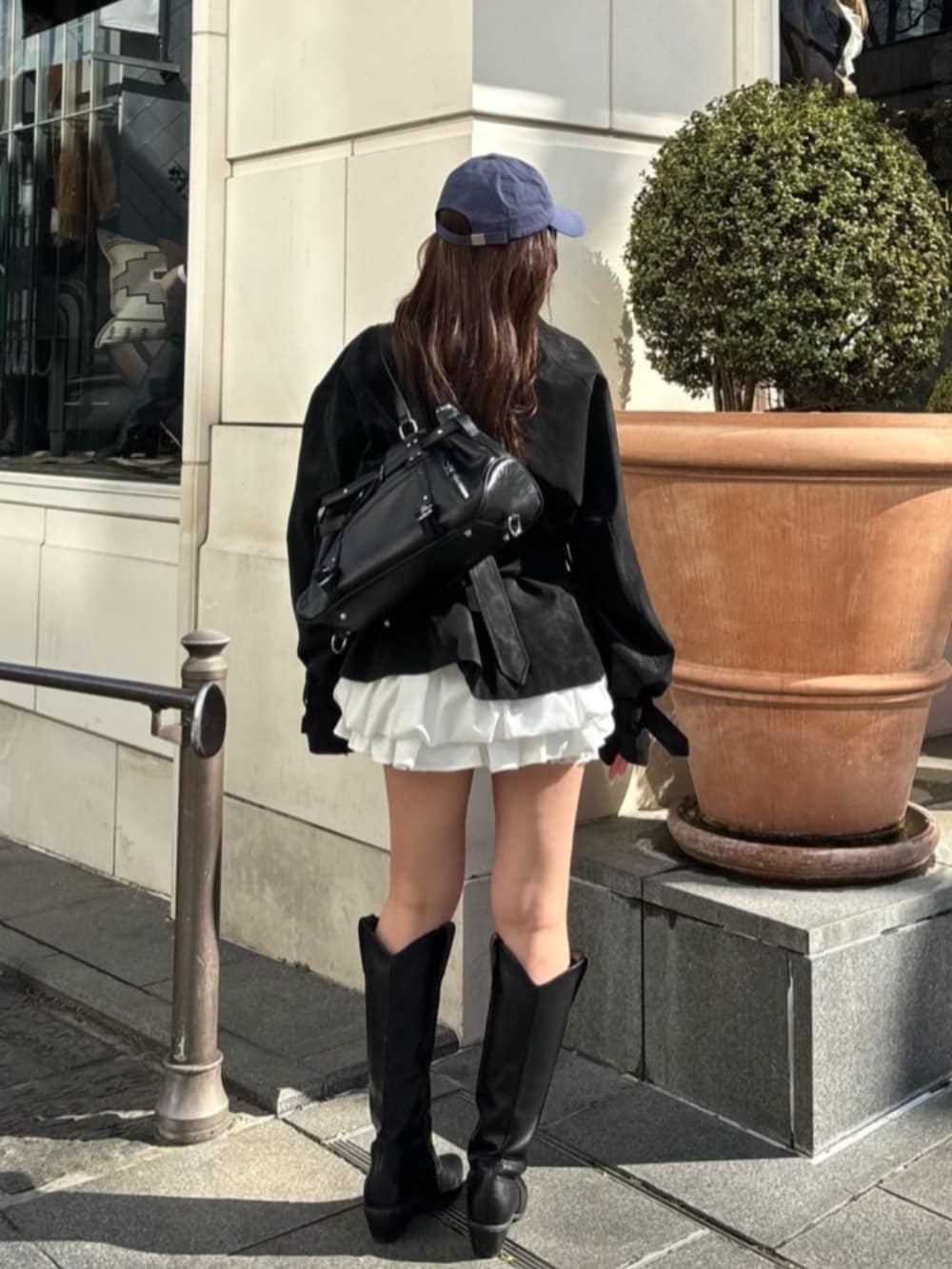 ブラック系のトレンチコートを着用したレディースの冬コーディネートの3枚目の写真