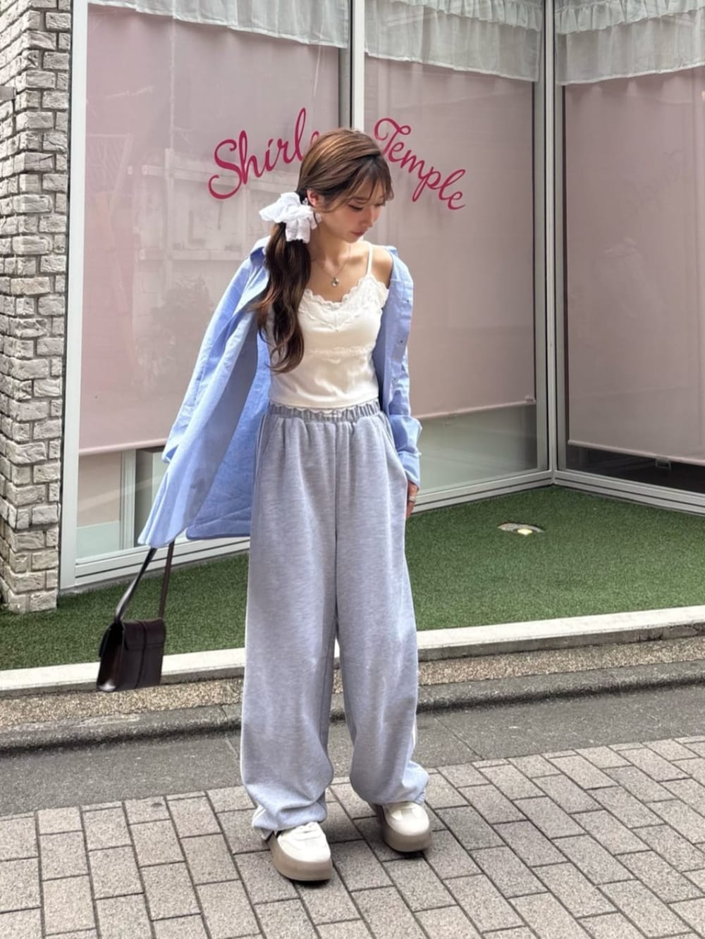 「セットアップ、アウトドアスタイル、厚底シューズ、夏コーデ、おでかけコーデ、リラックススタイル、オトナ女子、シンプルカジュアル、大人かわいい、骨格ウェーブ、レースキャミソール」｜「RAY CASSINの【セットアップ/3点セット】ルーズチェックシャツフリルキャミSET（シャツ/ブラウス、ブルー系）」を使った、RAYCASSIN_officialさん（骨格ストレート・レディース・155cm）の夏コーディネートの3枚目の写真