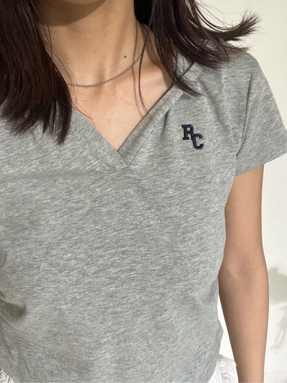 ブラック系のその他シューズ、グレー系のTシャツ/カットソーを着用したレディースの夏コーディネートの2枚目の写真