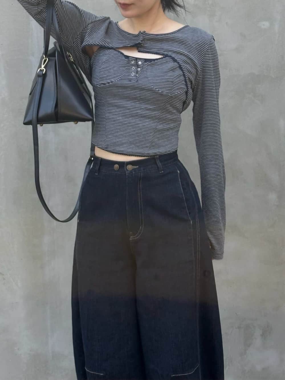 ブルー系のデニムパンツ、ブルー系のTシャツ/カットソーを着用したレディースの春コーディネートの2枚目の写真