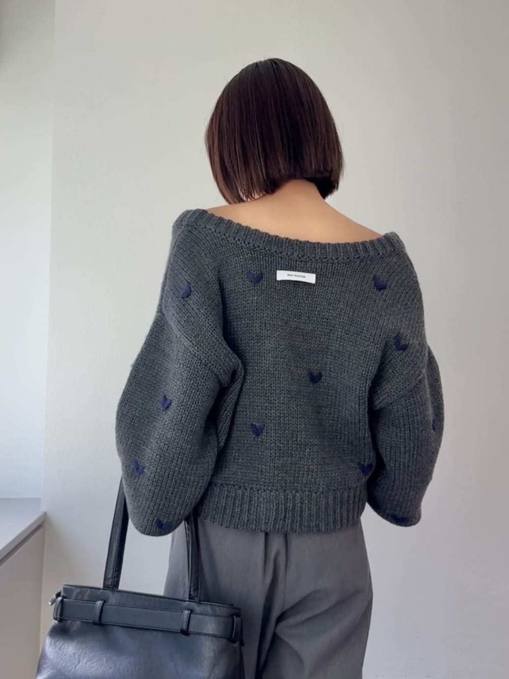 グレー系のカーディガン/ボレロを着用したレディースの秋コーディネートの3枚目の写真