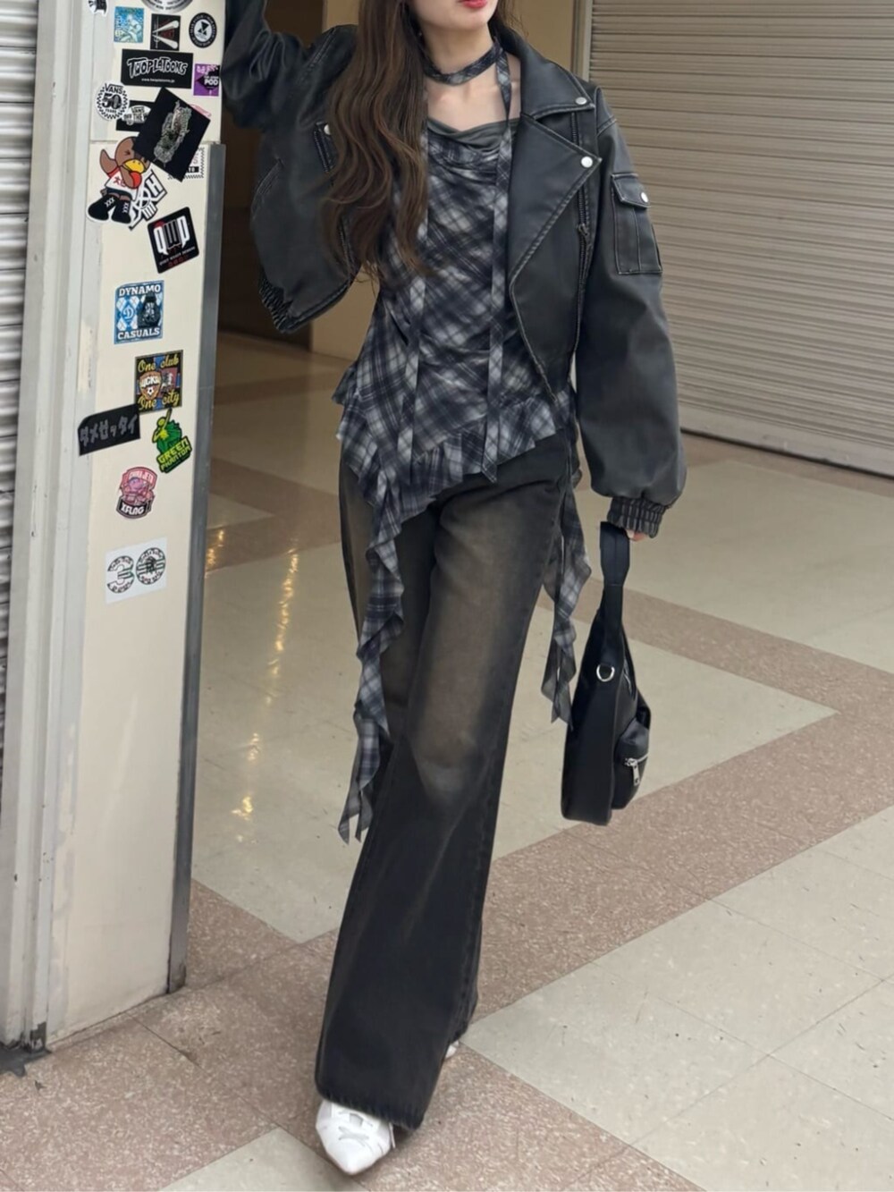 ブラック系のキャミソール、ブラウン系のデニムパンツを着用したレディースの春コーディネートの5枚目の写真