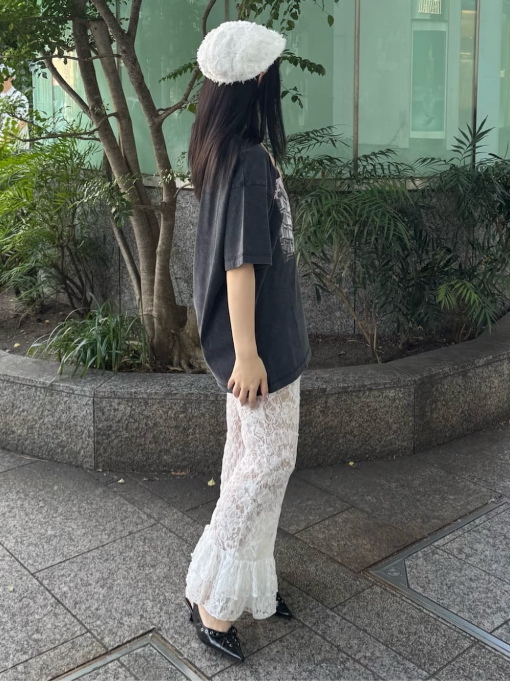 ブラック系のTシャツ/カットソー、ホワイト系のその他パンツ、ブラック系のその他シューズを着用したレディースの夏コーディネートの2枚目の写真