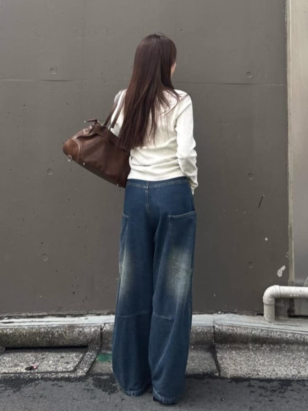 ブルー系のデニムパンツ、ホワイト系のTシャツ/カットソーを着用したレディースの春コーディネートの2枚目の写真