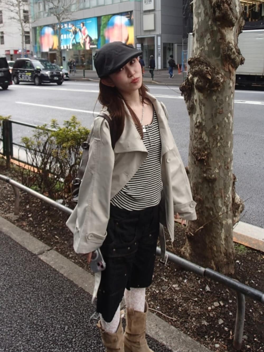 ベージュ系のトレンチコートを着用したレディースの春コーディネートの3枚目の写真