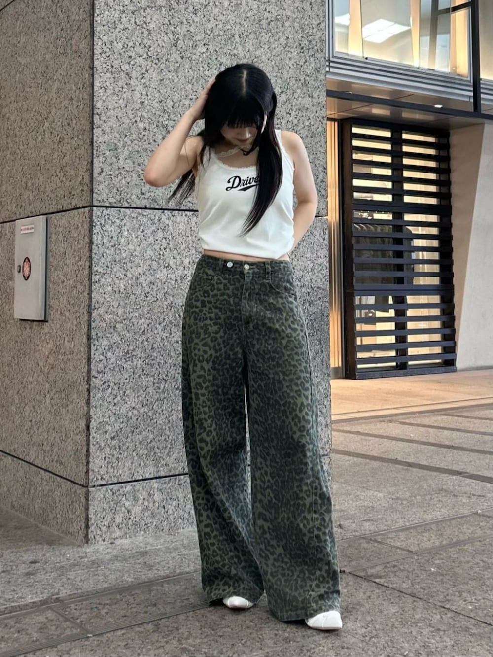 「夏コーデ、おでかけコーデ、ヘルシーコーデ、肌見せ、レオパード、ひょう柄、骨格ストレート、骨スト、キャミソール」｜「RAY CASSINのスニーカーミュール（サンダル、ホワイト系）」を使った、RAYCASSIN_officialさん（骨格ストレート・レディース・159cm）の夏コーディネートの3枚目の写真