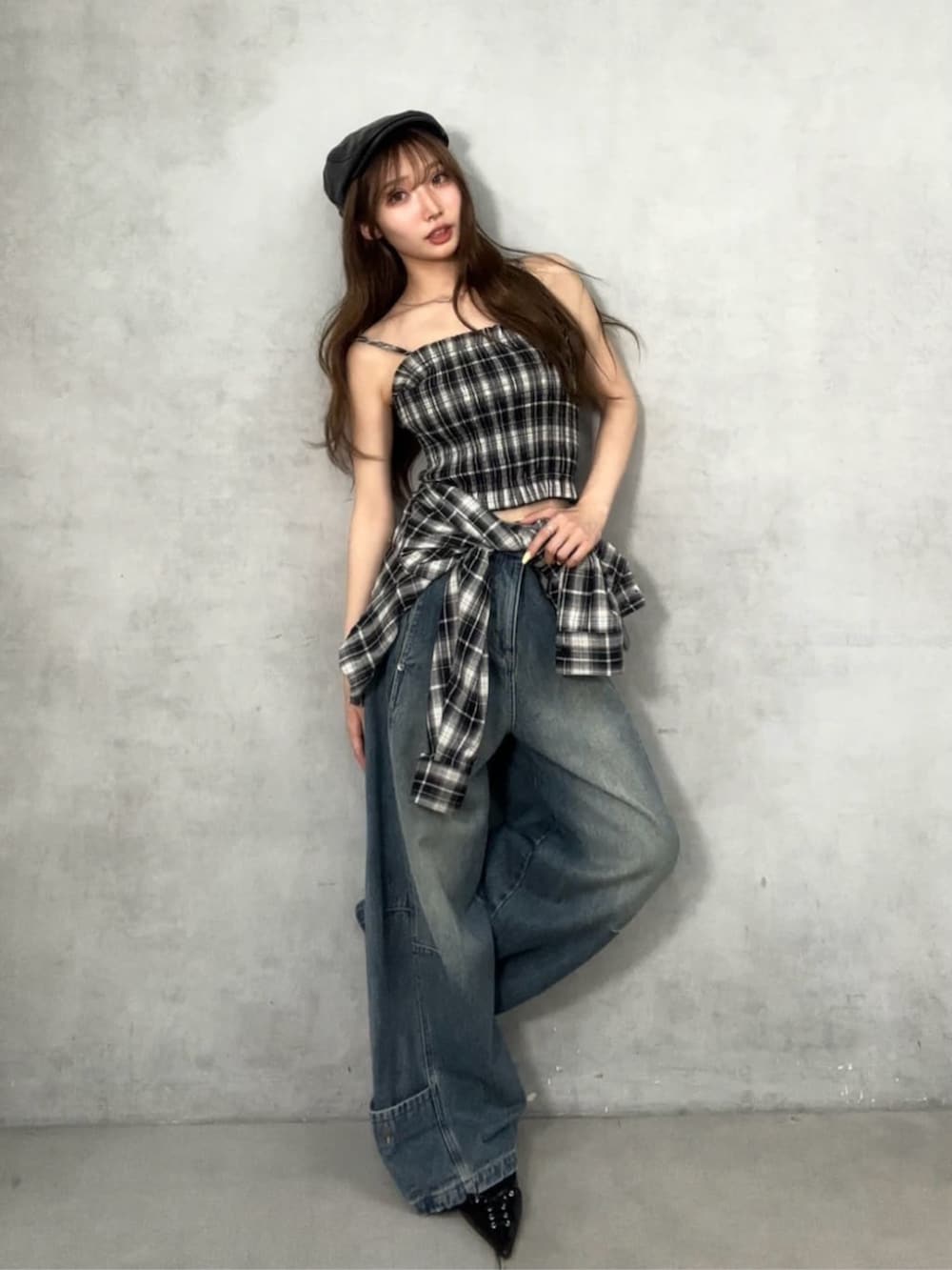 ブラック系のその他パンツ、ブラック系のシャツ/ブラウス、ブラック系のその他シューズを着用したレディースの夏コーディネートの3枚目の写真