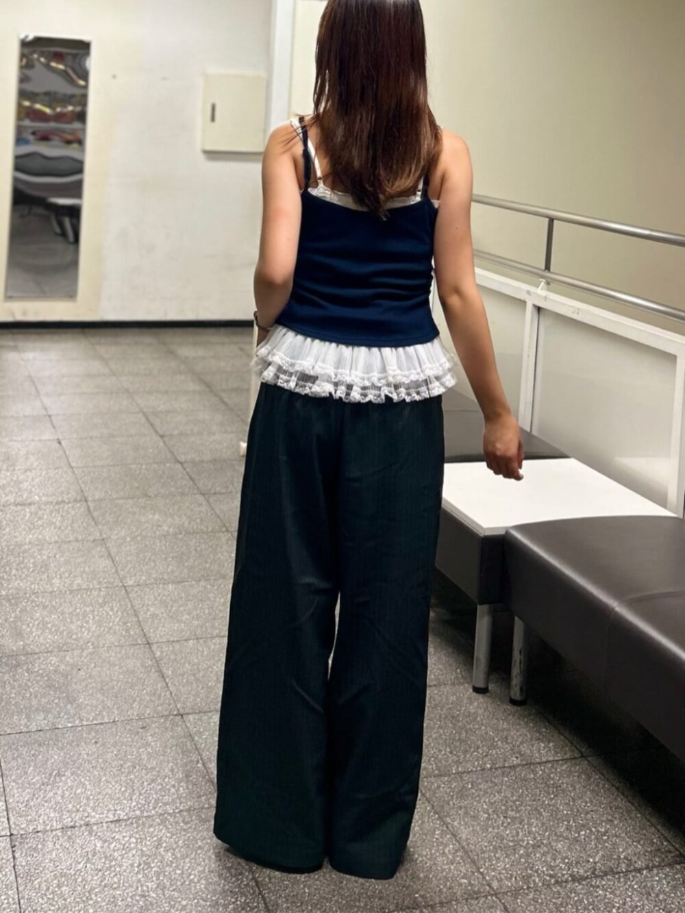 ホワイト系のキャミソール、ホワイト系のその他シューズ、ブルー系のキャミソールを着用したレディースの秋コーディネートの3枚目の写真