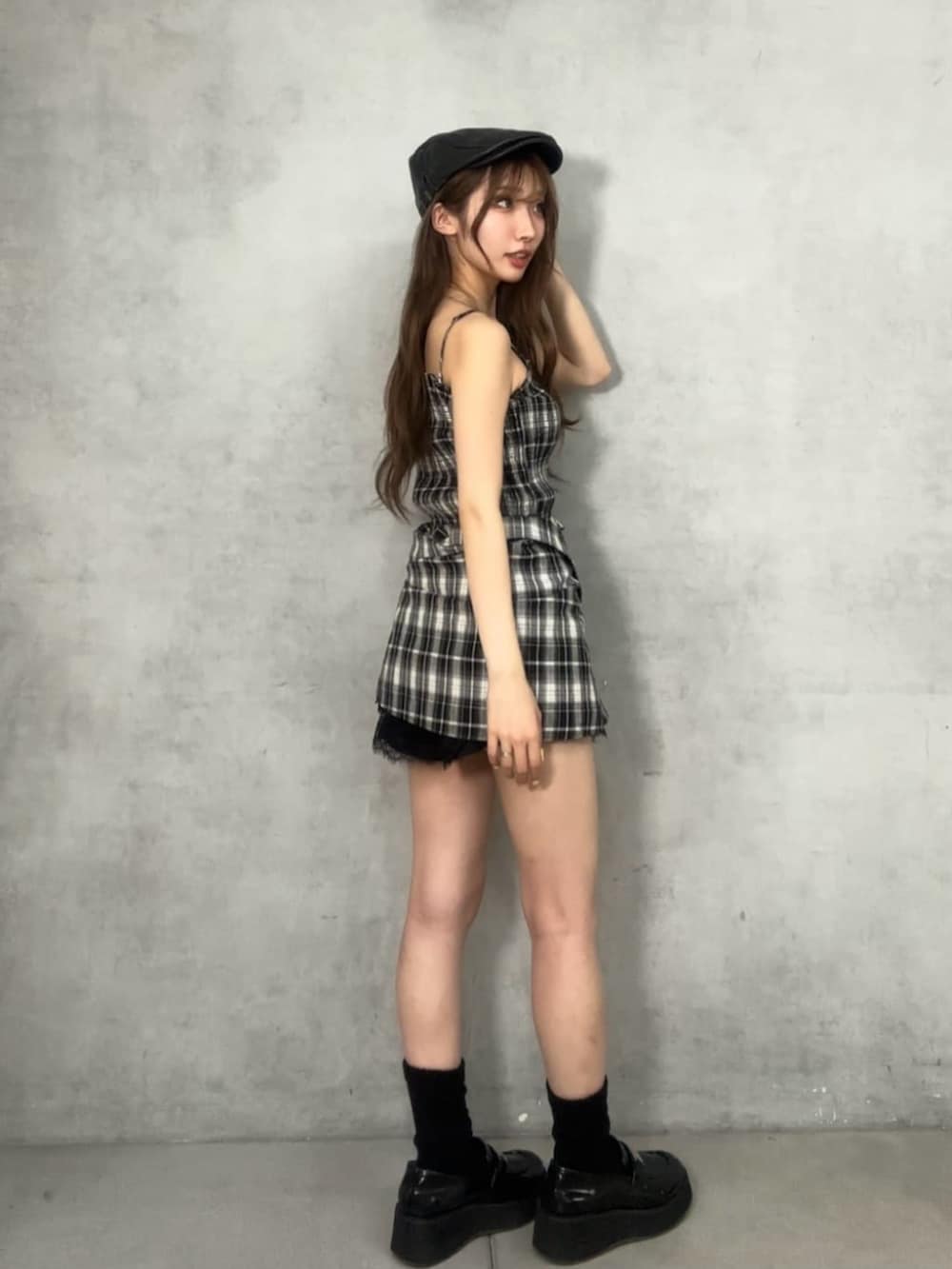 ブラック系のその他パンツ、ブラック系のシャツ/ブラウス、ブラック系のその他シューズを着用したレディースの夏コーディネートの2枚目の写真