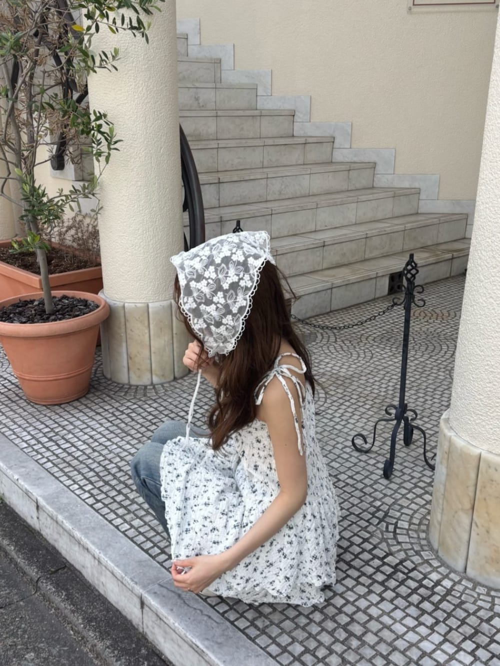 「レイヤードスタイル、春夏コーデ、カジュアルガーリー、大人カジュアルコーデ、大人女子、小花柄、キャミワンピース、ワンピース、骨格ウェーブ」｜「RAY CASSINのフレアデニムパンツ（デニムパンツ、ブルー系）」を使った、RAYCASSIN_officialさん（骨格ウェーブ・レディース・155cm）の春コーディネートの3枚目の写真
