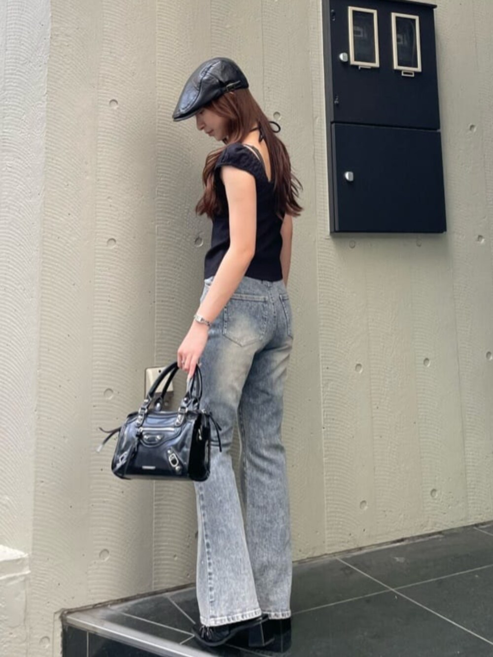 ブルー系のデニムパンツ、ブラック系のその他シューズ、ブラック系のTシャツ/カットソーを着用したレディースの夏コーディネートの2枚目の写真