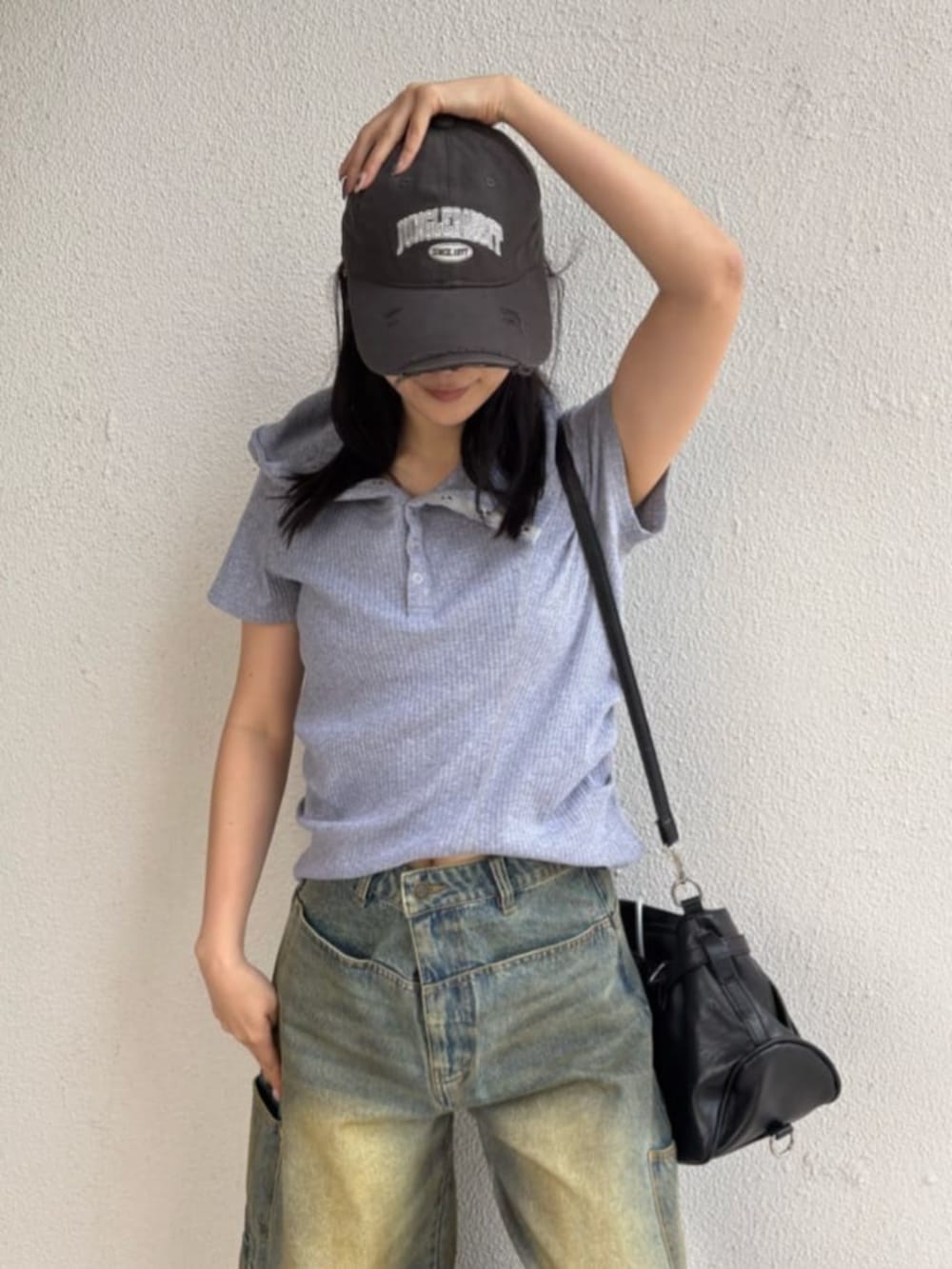 ブルー系のデニムパンツ、グレー系のTシャツ/カットソー、ホワイト系のスニーカーを着用したレディースの春コーディネートの2枚目の写真