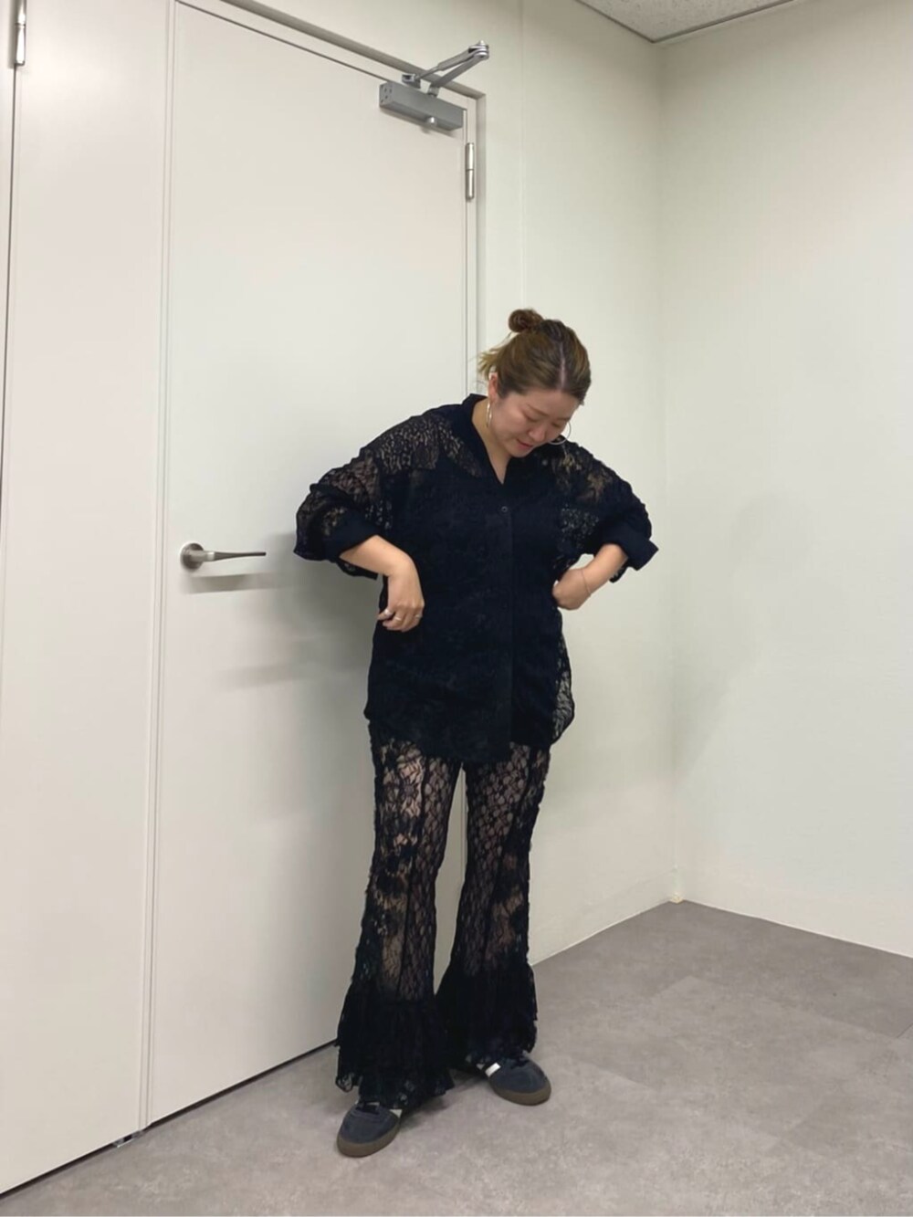 ブラック系のシャツ/ブラウス、ブラック系のその他パンツを着用したレディースの夏コーディネートの2枚目の写真