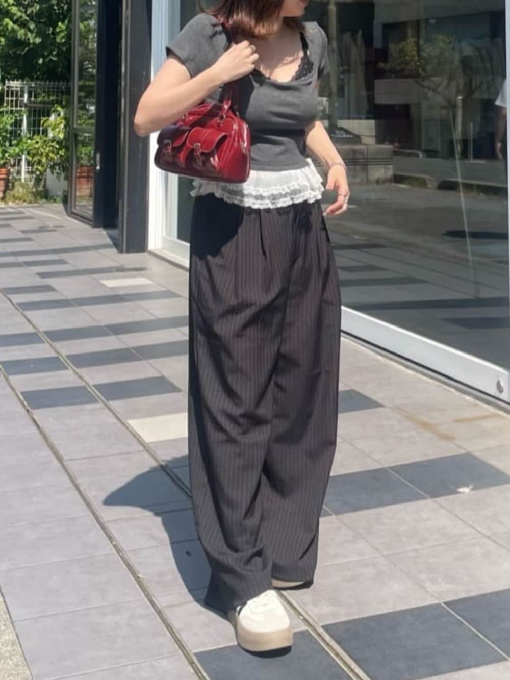 ブラック系のスラックス、グレー系のTシャツ/カットソーを着用したレディースの秋コーディネートの2枚目の写真