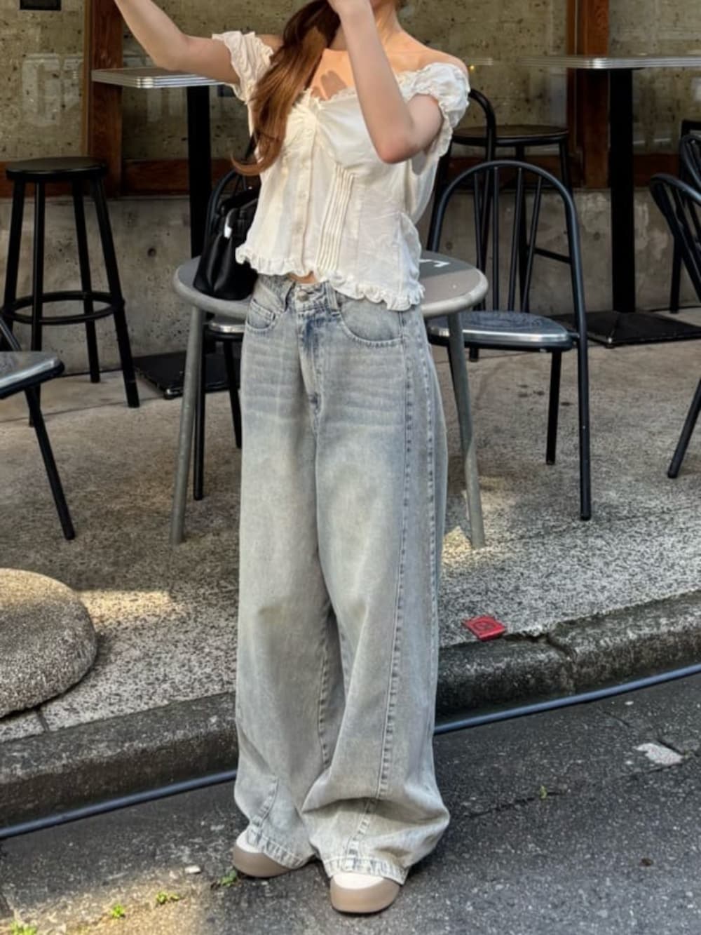 ブルー系のデニムパンツ、ホワイト系のシャツ/ブラウスを着用したレディースの夏コーディネートの3枚目の写真