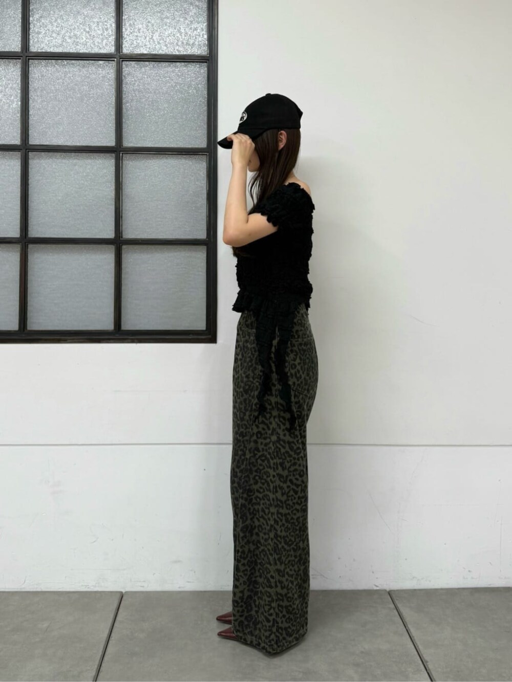 グリーン系のデニムパンツ、ブラック系のTシャツ/カットソーを着用したレディースの春コーディネートの2枚目の写真