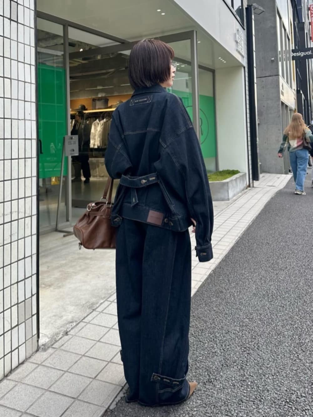 ブルー系のデニムジャケット、ブルー系のデニムパンツを着用したレディースの冬コーディネートの2枚目の写真