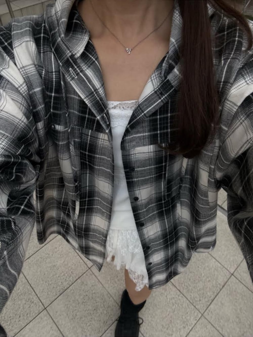 ブラック系のシャツ/ブラウス、ホワイト系のチューブトップ、ブラウン系のショルダーバッグを着用したレディースの冬コーディネートの3枚目の写真