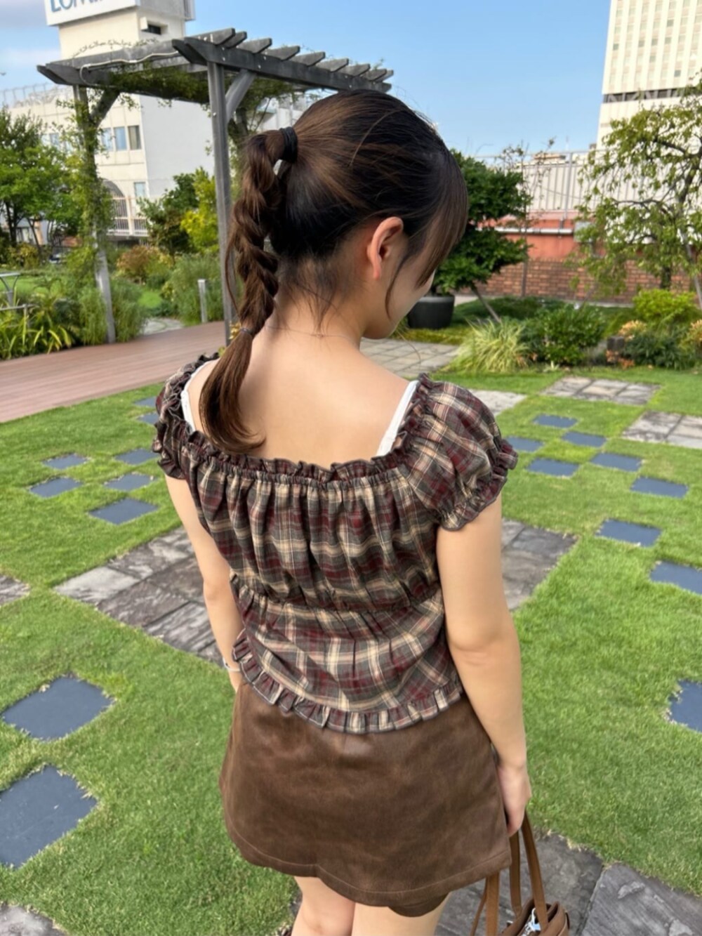 ブラウン系のブーツ、イエロー系のショルダーバッグ、ブラウン系のシャツ/ブラウスを着用したレディースの秋コーディネートの3枚目の写真