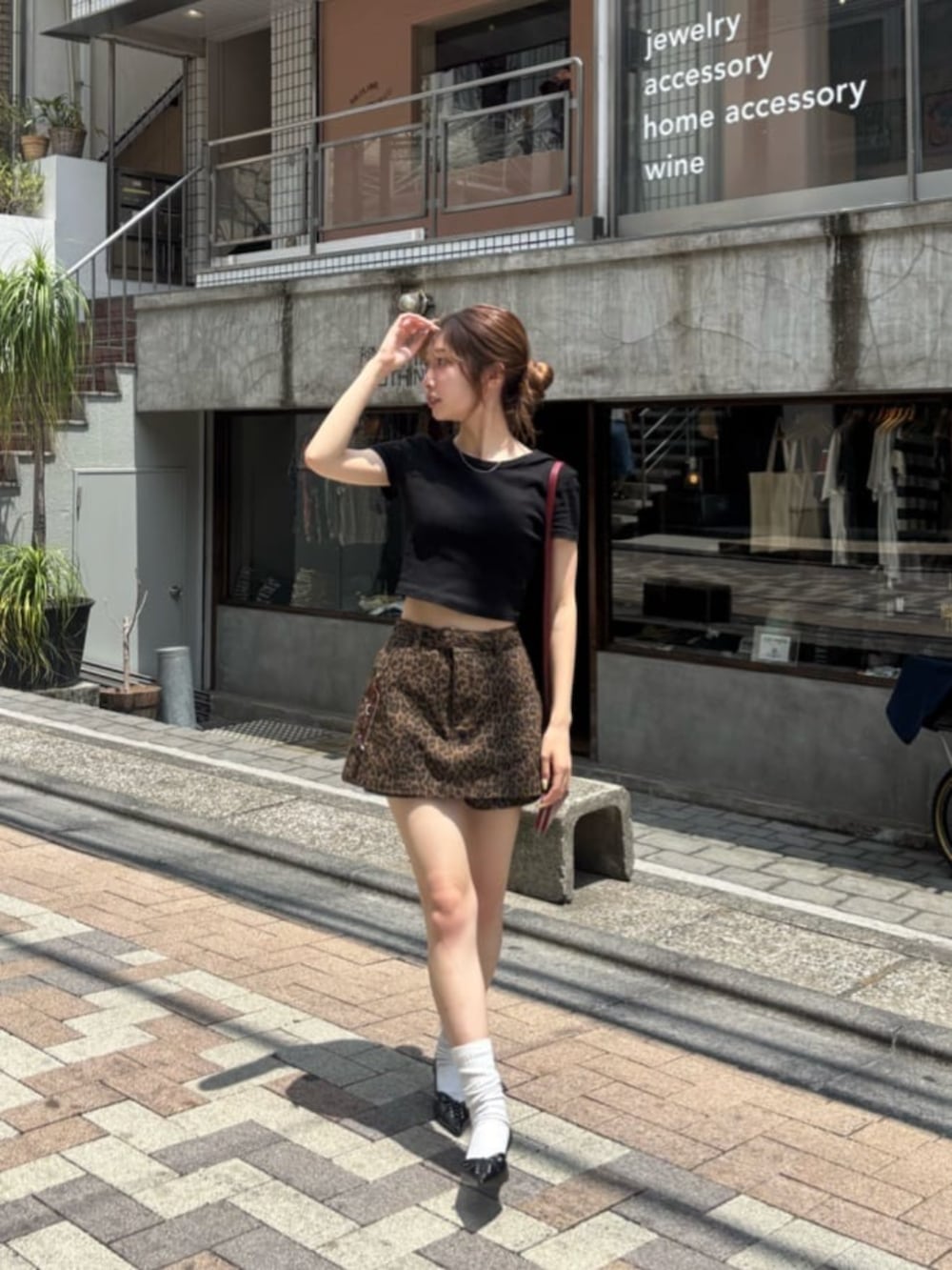 「台形スカート、ひょう柄、ヒョウ柄スカート、レオパード、レオパード柄、骨格ウェーブ、ミニスカート、おでかけコーデ、休日スタイル、オトナ女子、きれいめカジュアル、夏コーデ」｜「RAY CASSINのレースアップミュール（その他シューズ、ブラック系）」を使った、RAYCASSIN_officialさん（骨格ウェーブ・レディース・155cm）の夏コーディネートの4枚目の写真