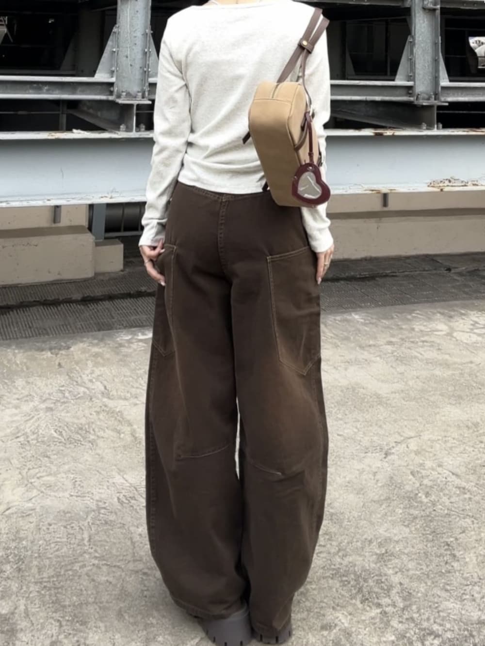 ホワイト系のTシャツ/カットソー、ブラウン系のデニムパンツを着用したレディースの冬コーディネートの3枚目の写真