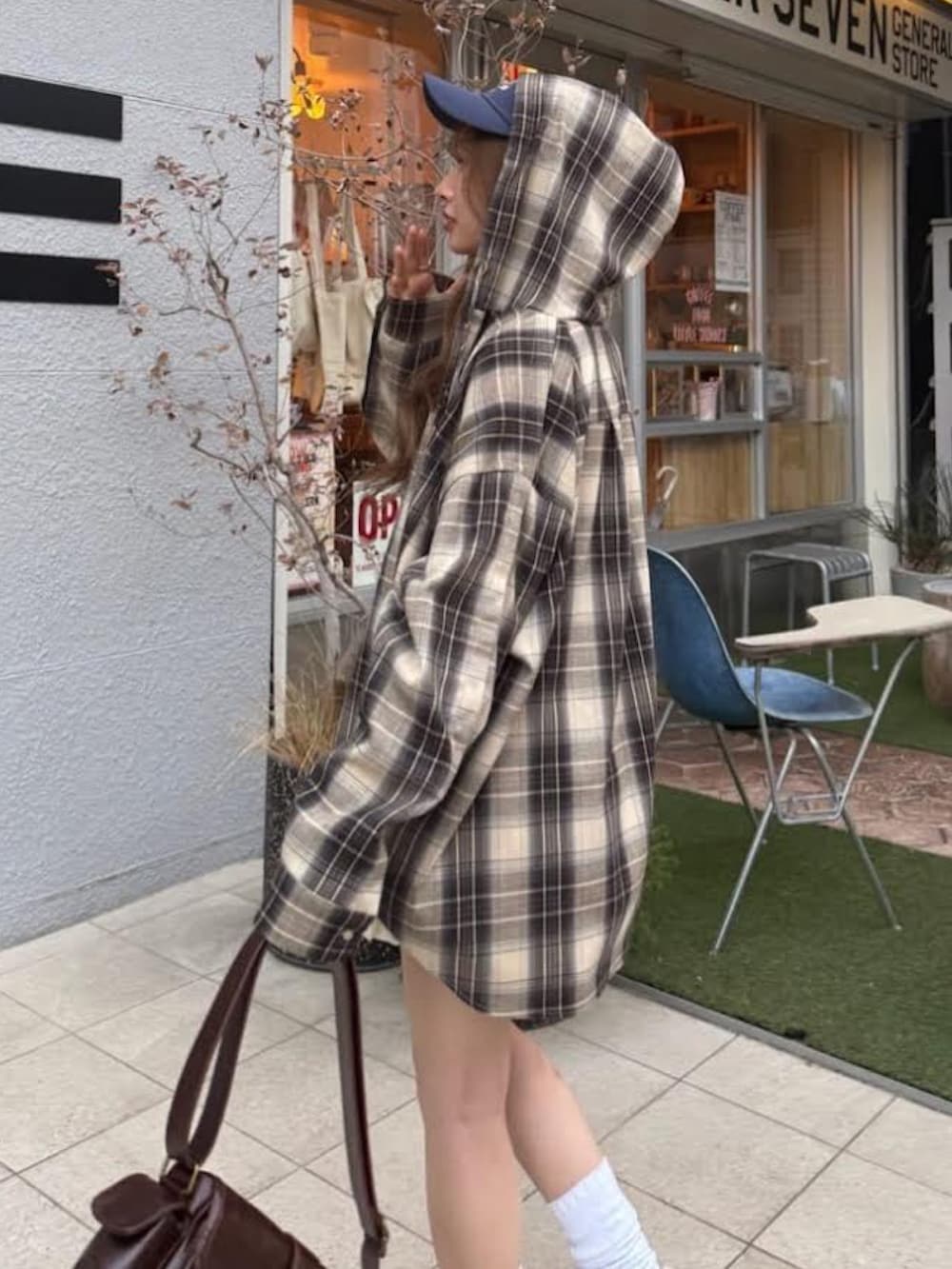 ブラック系のシャツ/ブラウス、ブラウン系のショルダーバッグ、ホワイト系のスカートを着用したレディースの冬コーディネートの2枚目の写真