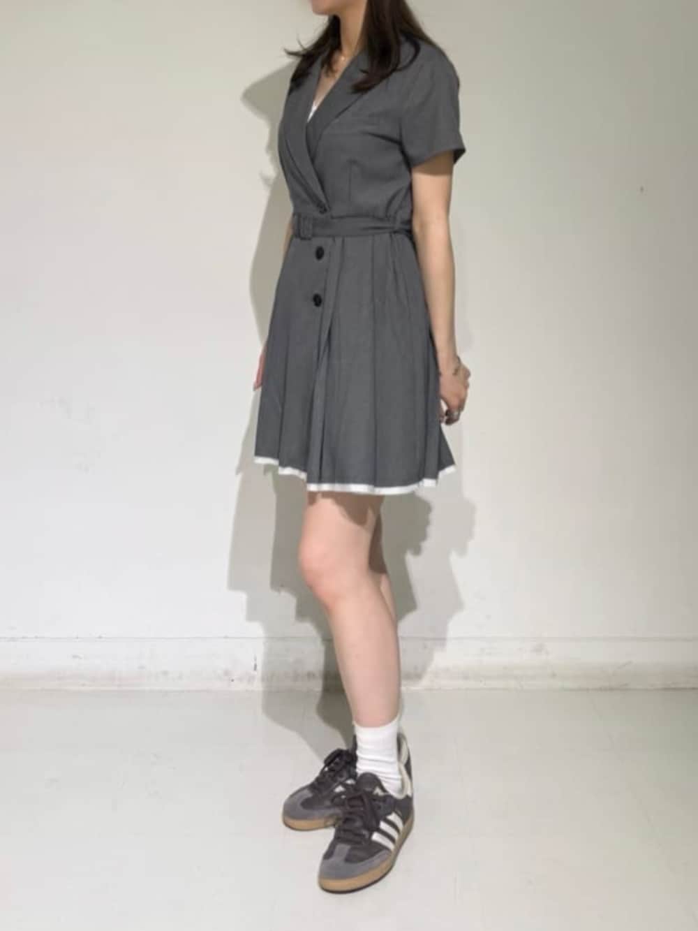 ホワイト系のキャミソール、グレー系のワンピースを着用したレディースの秋コーディネートの2枚目の写真