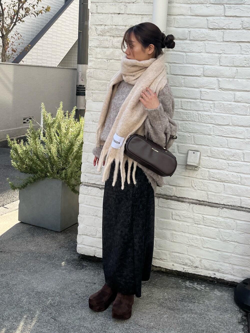 「Ray Cassin、シンプルコーデ、大人カジュアル、大人コーデ、秋のコーデ、あったかコーデ、マフラー、ストール」|「RAY CASSINの【マストアイテム】デカネームボリュームマフラー(マフラー、ホワイト系)」を使った、RAYCASSIN_officialさん(レディース・157cm)の秋コーディネートの2枚目の写真