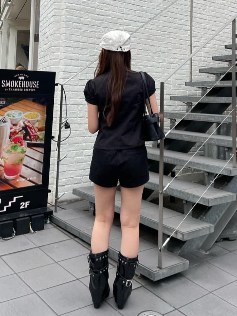 ブラック系のその他パンツ、ブラック系のシャツ/ブラウス、ブラック系のシャツ/ブラウスを着用したレディースの夏コーディネートの3枚目の写真