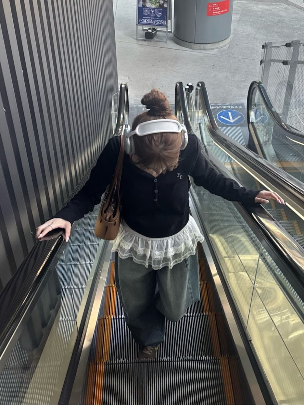 ブラック系のTシャツ/カットソー、ブルー系のカーディガン/ボレロを着用したレディースの夏コーディネートの2枚目の写真