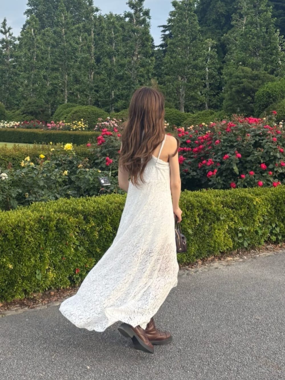 「ワンピース、デートコーデ、夏ファッション、大人女子、おでかけコーデ、大人ファッション、キレイめコーデ、大人ガーリー、大人かわいい、春夏、キャミワンピース、レース、骨格ウェーブ」｜「RAY CASSINの【チェック/レース】裾フリルラウンドキャミワンピース（ワンピース、ホワイト系）」を使った、RAYCASSIN_officialさん（骨格ウェーブ・レディース・155cm）の春コーディネートの2枚目の写真