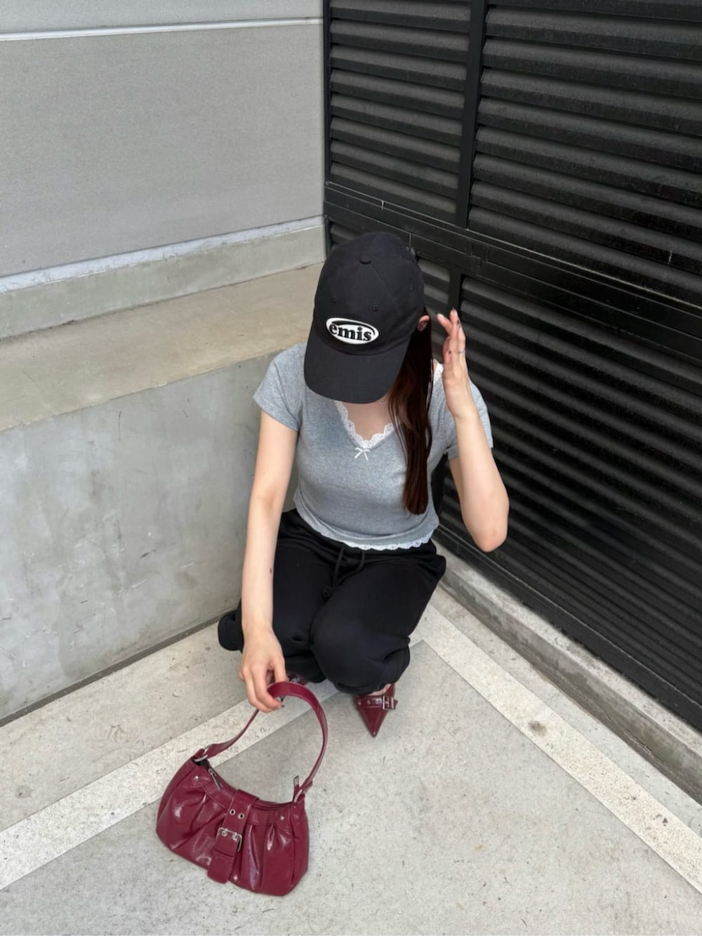 「キャップ、大人女子、夏服コーデ、大人カジュアルコーデ、Tシャツコーデ、スェットパンツ、レース、骨格ストレート、骨スト」｜「RAY CASSINのレースVネックギャザーコンパクトT（Tシャツ/カットソー、グレー系）」を使った、RAYCASSIN_officialさん（骨格ストレート・レディース・158cm）の春コーディネートの3枚目の写真