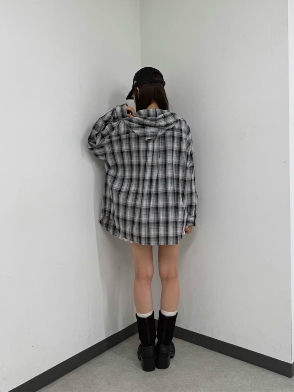 ブラック系のシャツ/ブラウス、ホワイト系のキャミソール、ホワイト系のその他パンツを着用したレディースの春コーディネートの6枚目の写真