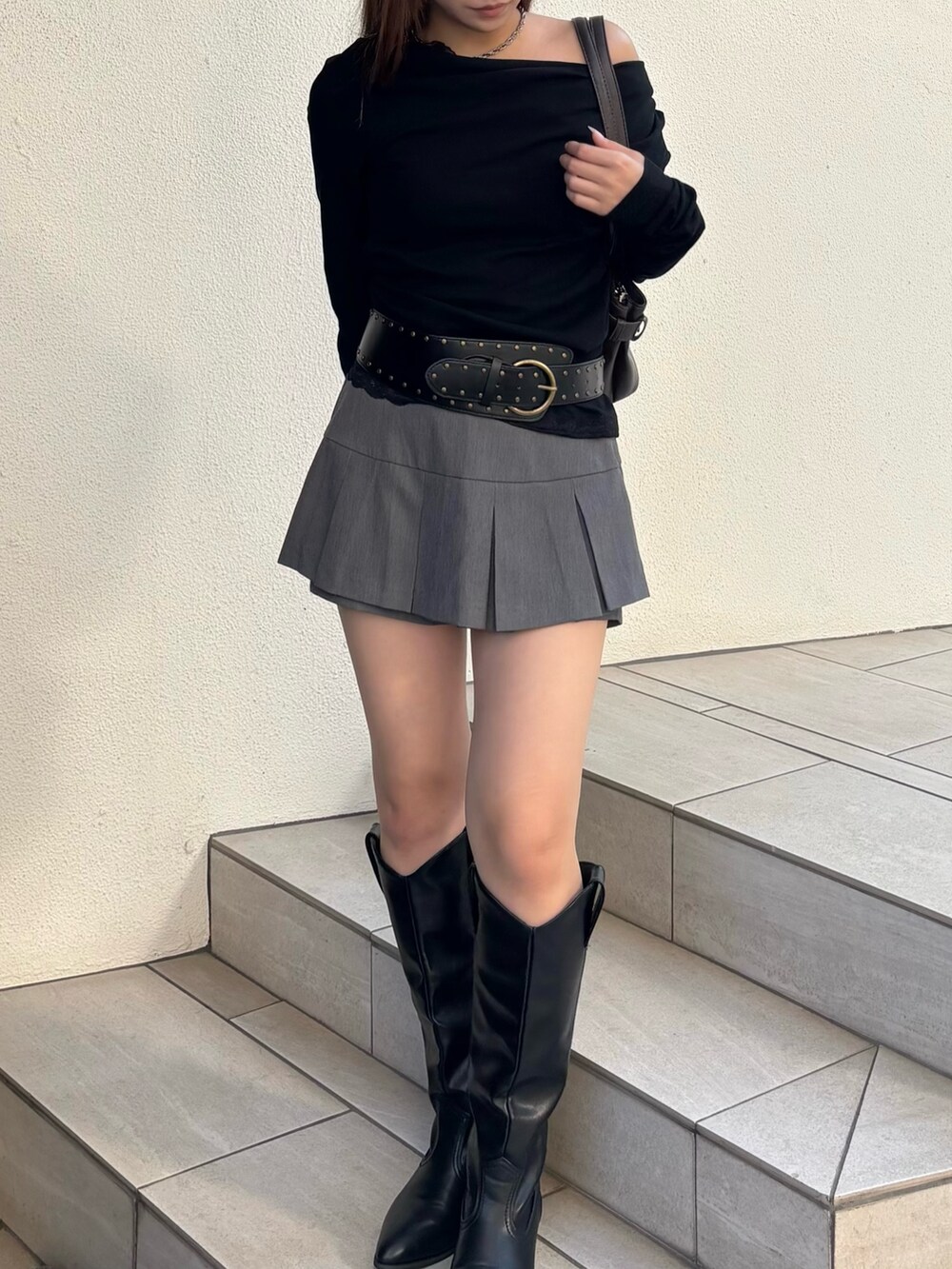 ブラック系のTシャツ/カットソー、グレー系のスカートを着用したレディースの秋コーディネートの3枚目の写真