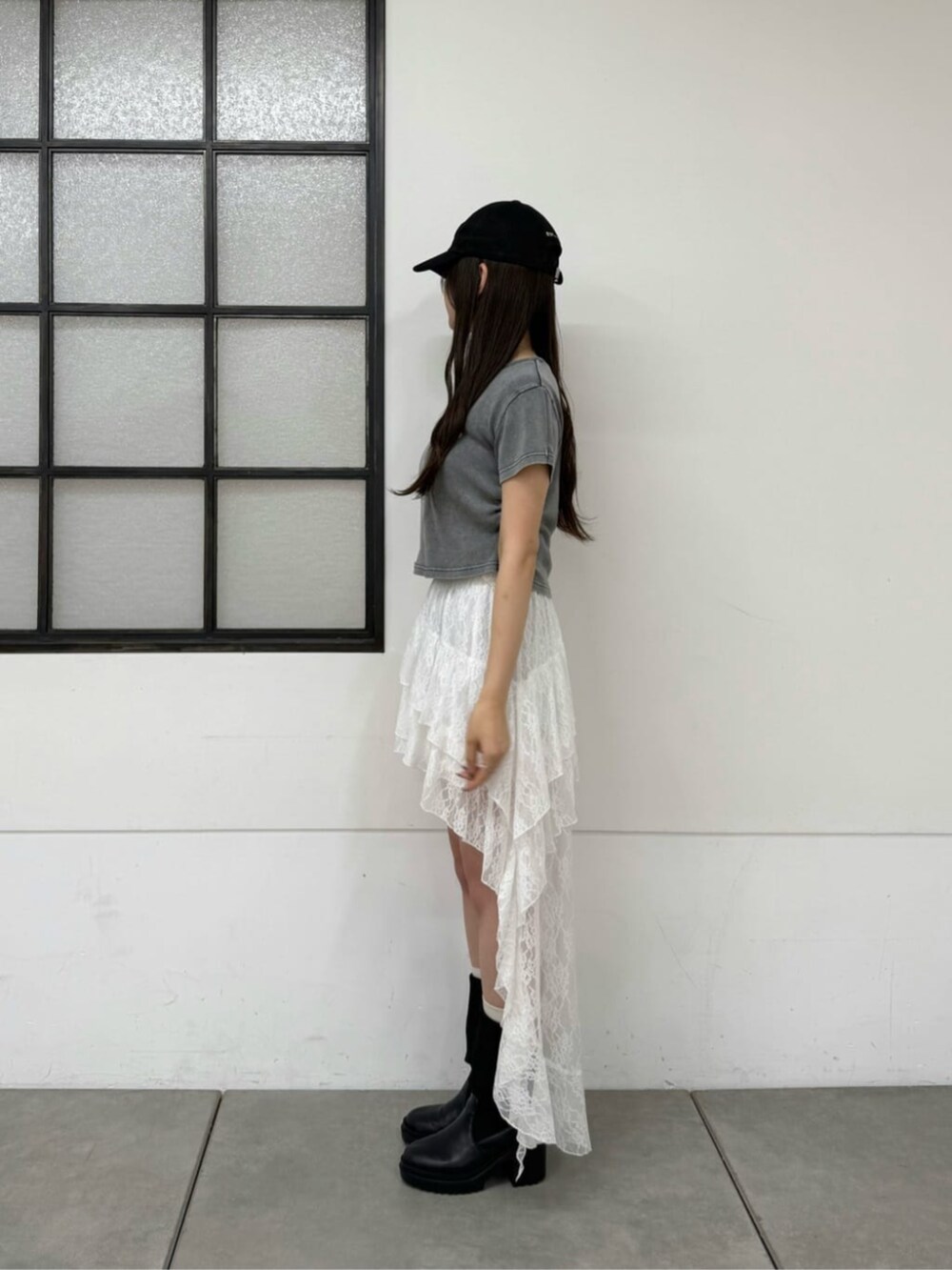 グレー系のTシャツ/カットソー、ホワイト系のスカートを着用したレディースの春コーディネートの2枚目の写真