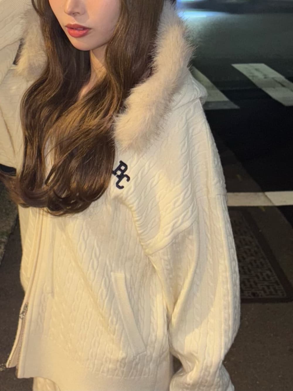 ベージュ系のパーカー、ベージュ系のその他パンツを着用したレディースの秋コーディネートの3枚目の写真