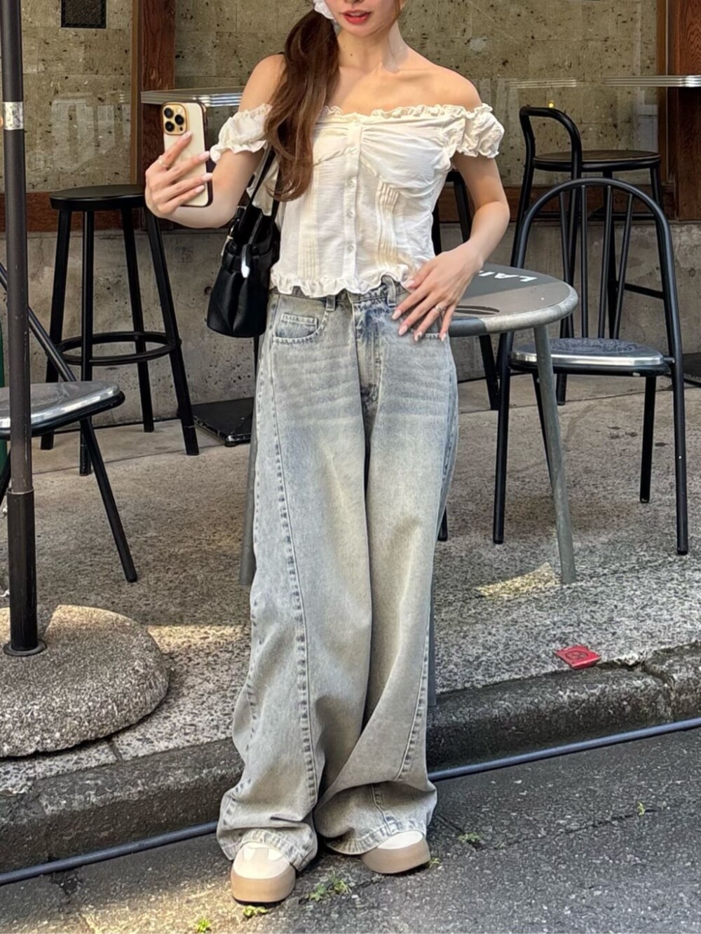 ブルー系のデニムパンツ、ホワイト系のシャツ/ブラウスを着用したレディースの夏コーディネートの2枚目の写真