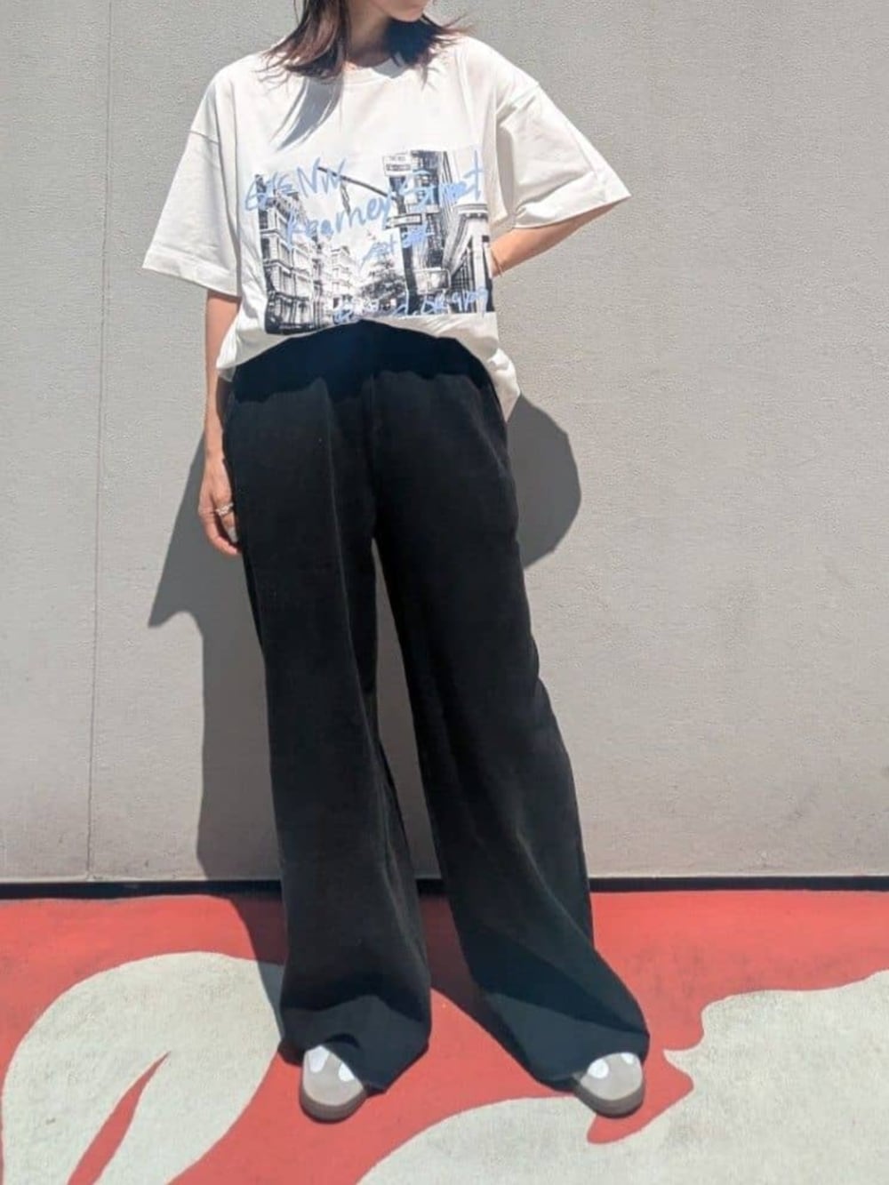 ブラック系のスウェットパンツ、ホワイト系のTシャツ/カットソーを着用したレディースの夏コーディネートの3枚目の写真