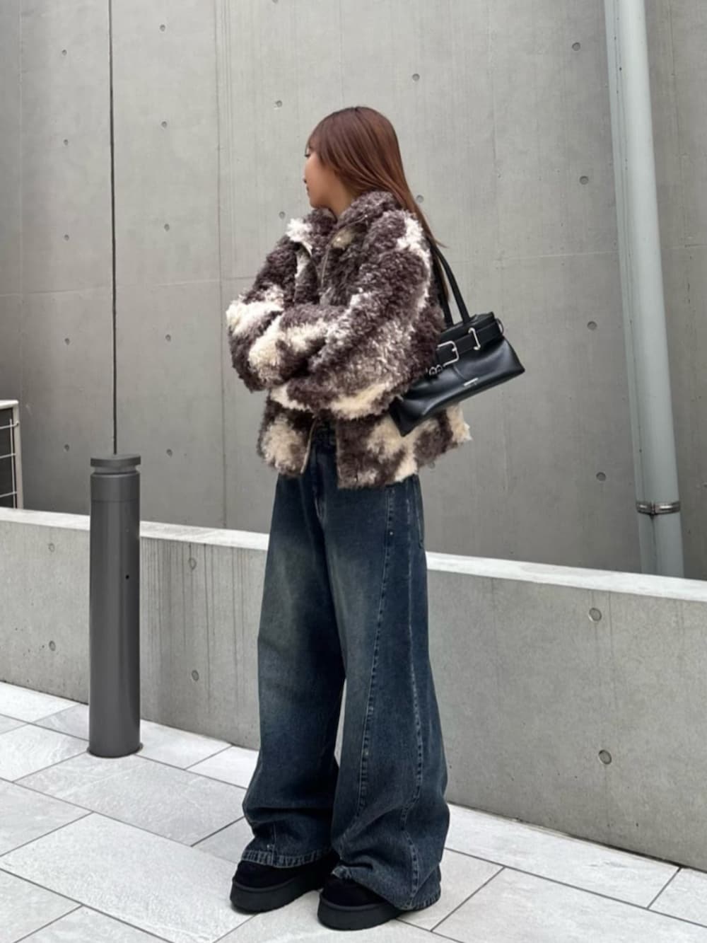 ブラック系のその他シューズ、ブルー系のデニムパンツ、ブラウン系のブルゾンを着用したレディースの秋コーディネートの2枚目の写真